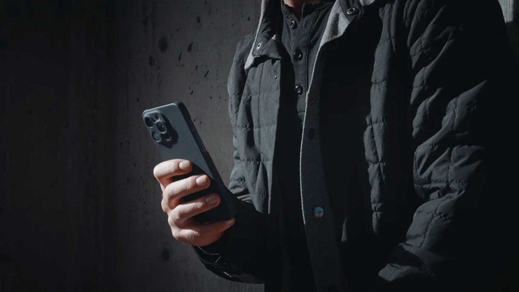 thin-iphone-case-roundup-2024-peel-vs-latercase - WellReviewed.co Thin iPhone Case Roundup (2024)